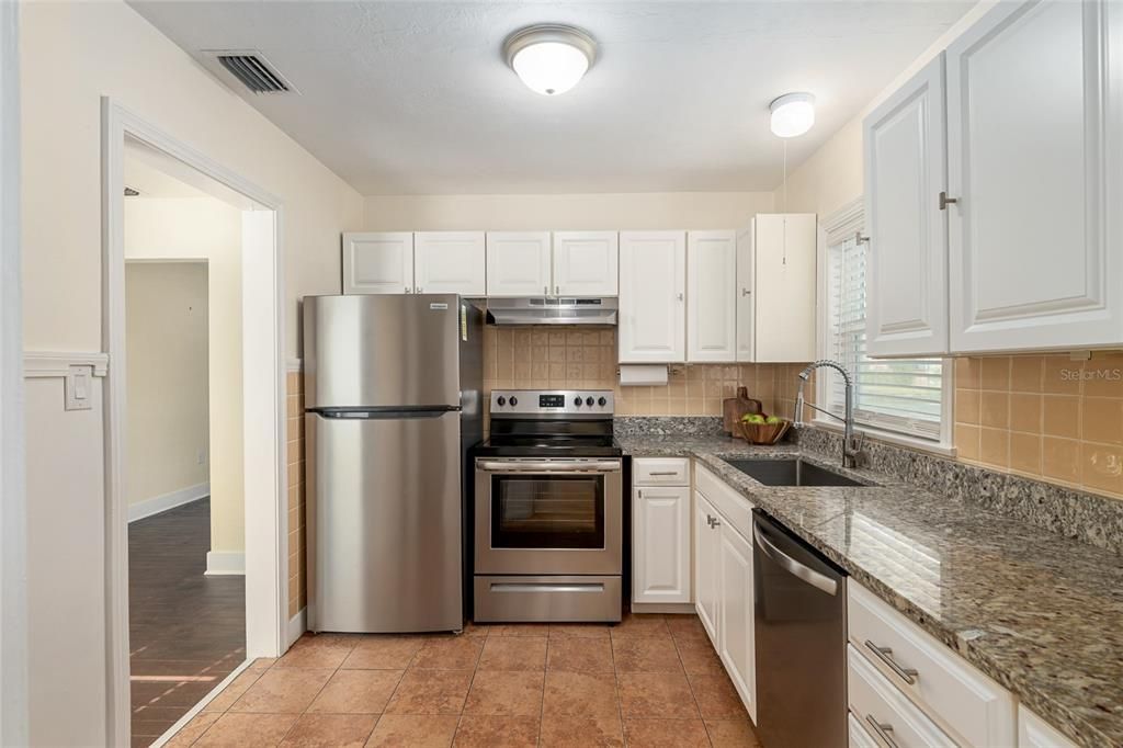 For Sale: $324,900 (2 beds, 1 baths, 912 Square Feet)