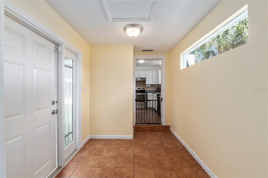 For Sale: $324,900 (2 beds, 1 baths, 912 Square Feet)