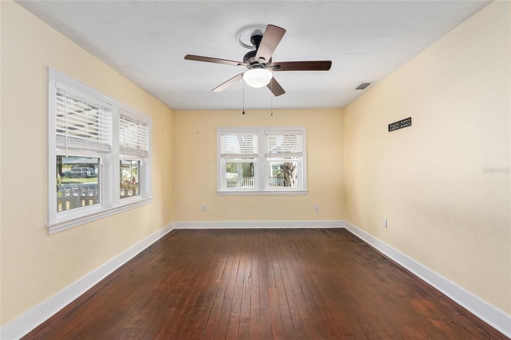 For Sale: $324,900 (2 beds, 1 baths, 912 Square Feet)