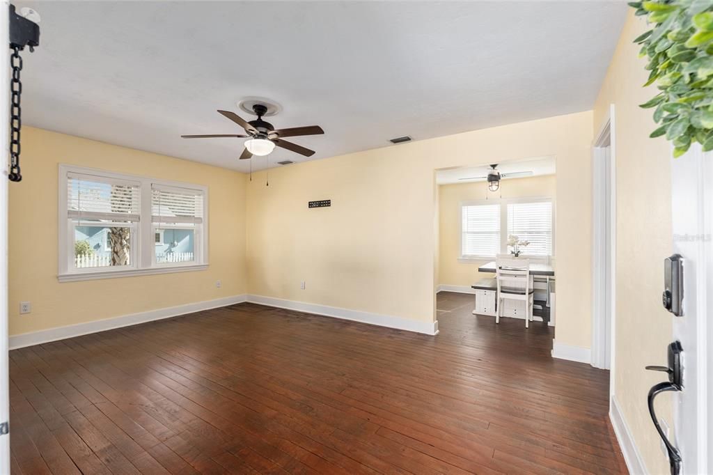 For Sale: $324,900 (2 beds, 1 baths, 912 Square Feet)