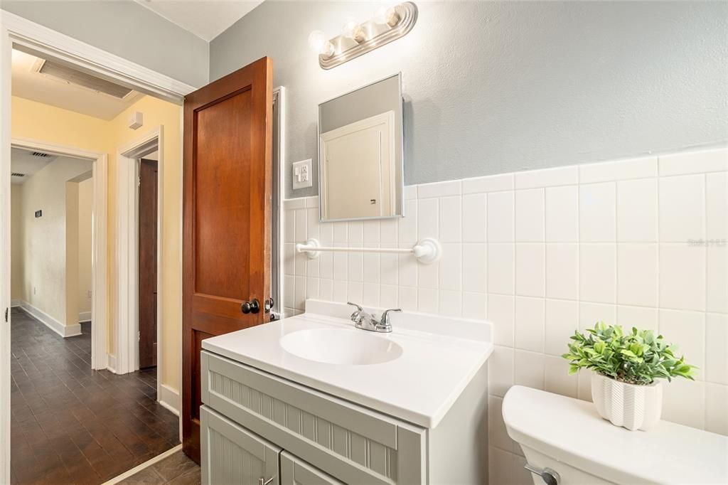 For Sale: $324,900 (2 beds, 1 baths, 912 Square Feet)