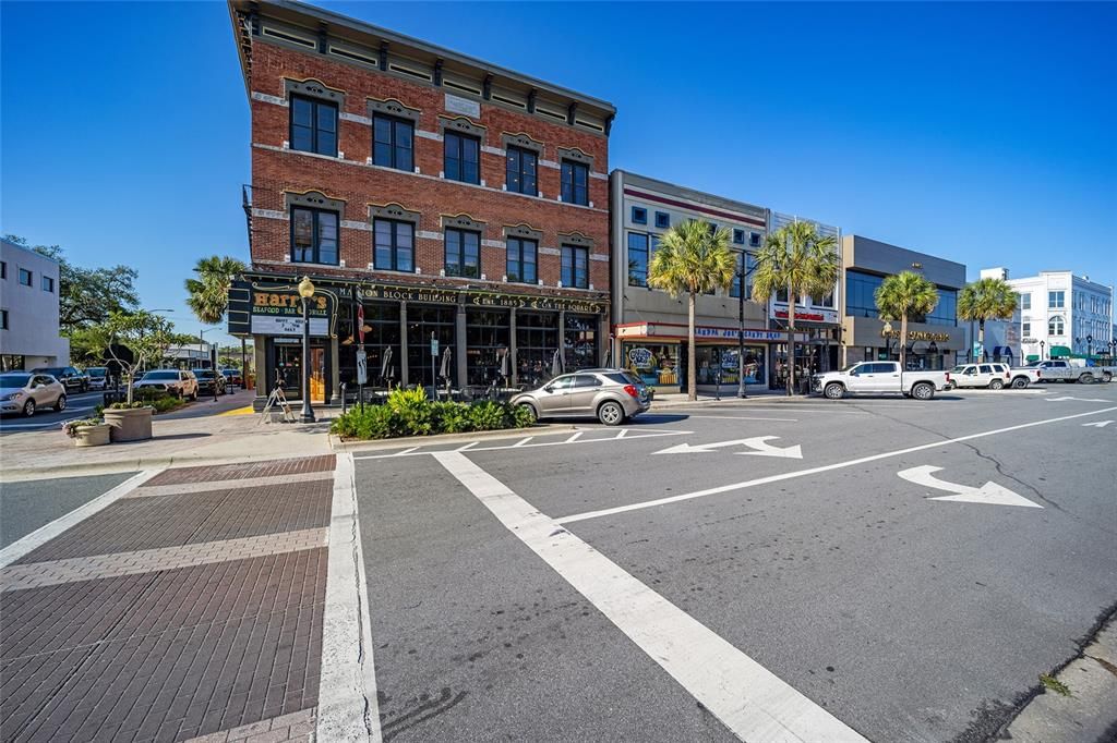 For Sale: $324,900 (2 beds, 1 baths, 912 Square Feet)