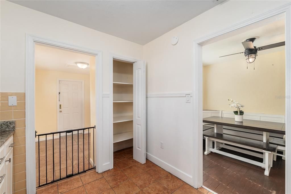 For Sale: $324,900 (2 beds, 1 baths, 912 Square Feet)