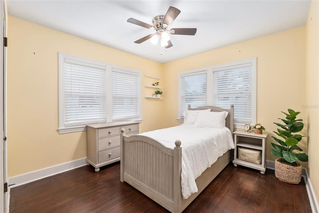 For Sale: $324,900 (2 beds, 1 baths, 912 Square Feet)