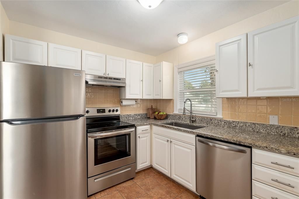 For Sale: $324,900 (2 beds, 1 baths, 912 Square Feet)