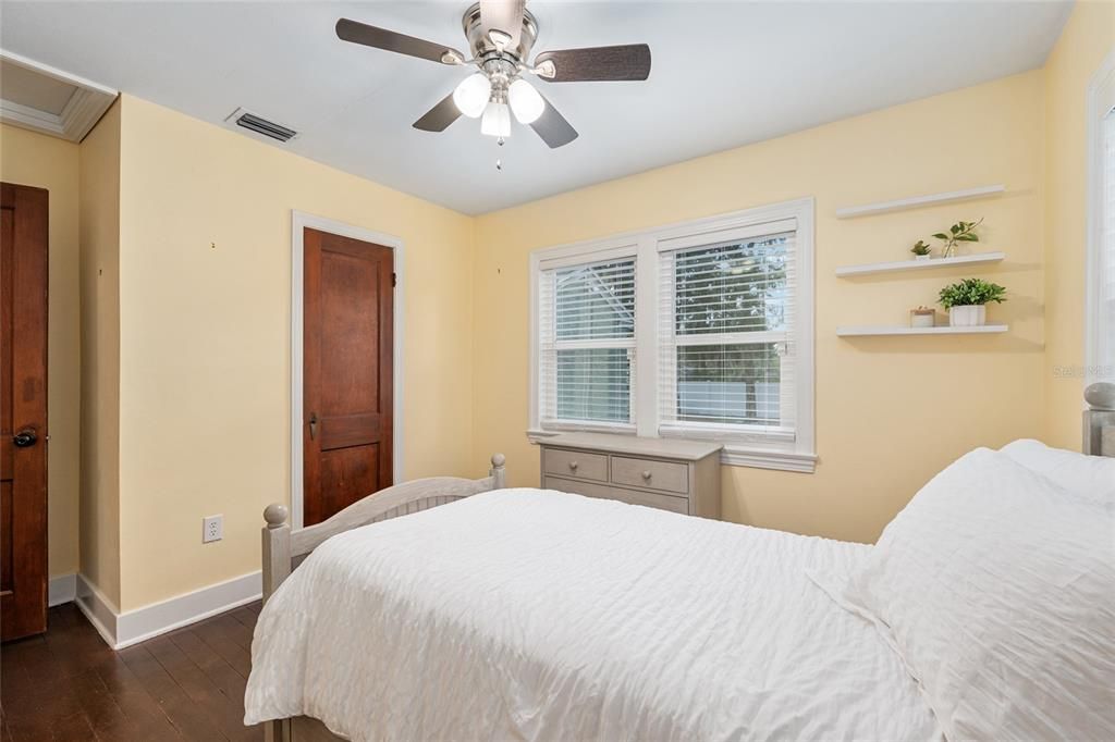 For Sale: $324,900 (2 beds, 1 baths, 912 Square Feet)