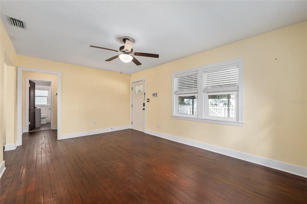 For Sale: $324,900 (2 beds, 1 baths, 912 Square Feet)