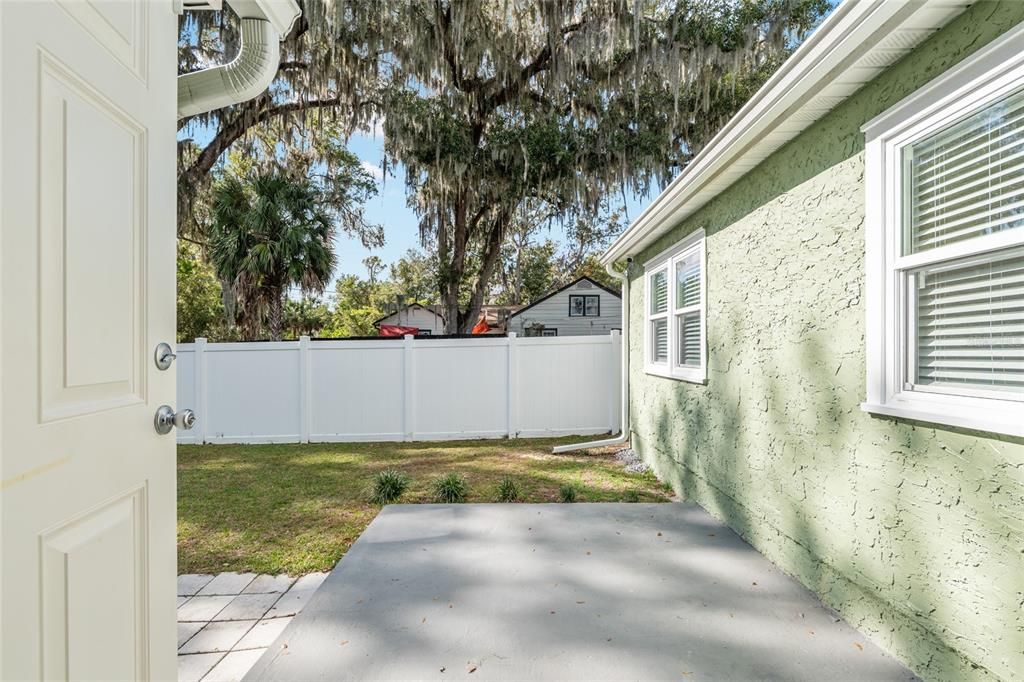 For Sale: $324,900 (2 beds, 1 baths, 912 Square Feet)