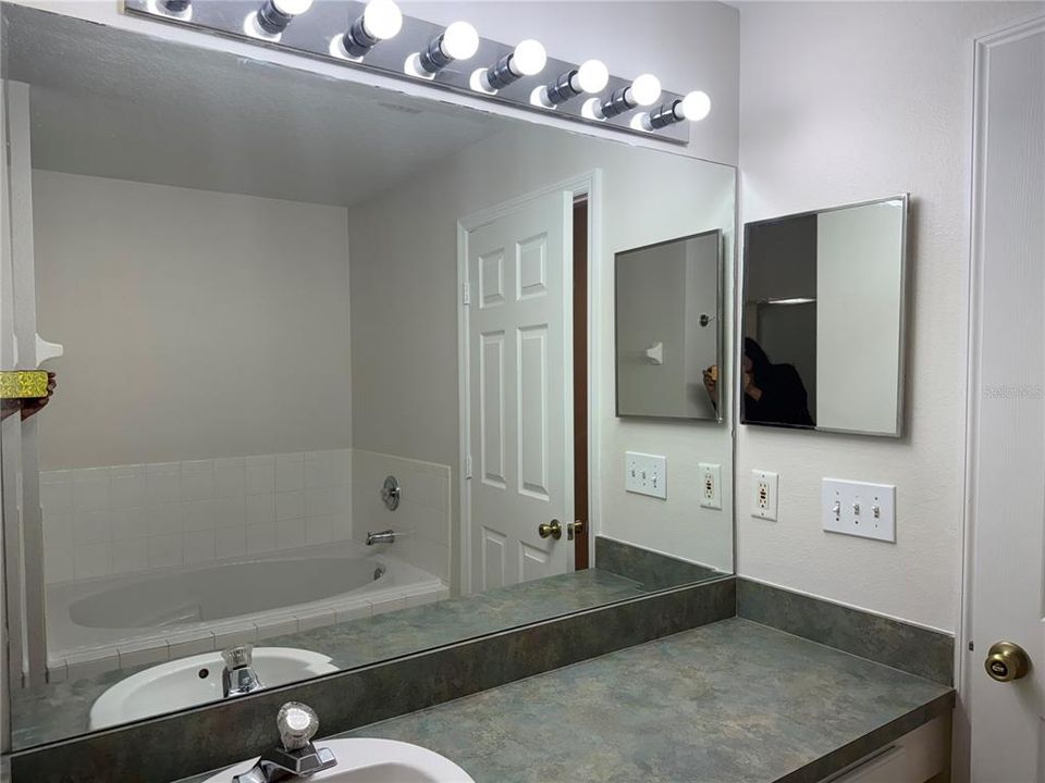 For Rent: $2,600 (3 beds, 2 baths, 1960 Square Feet)