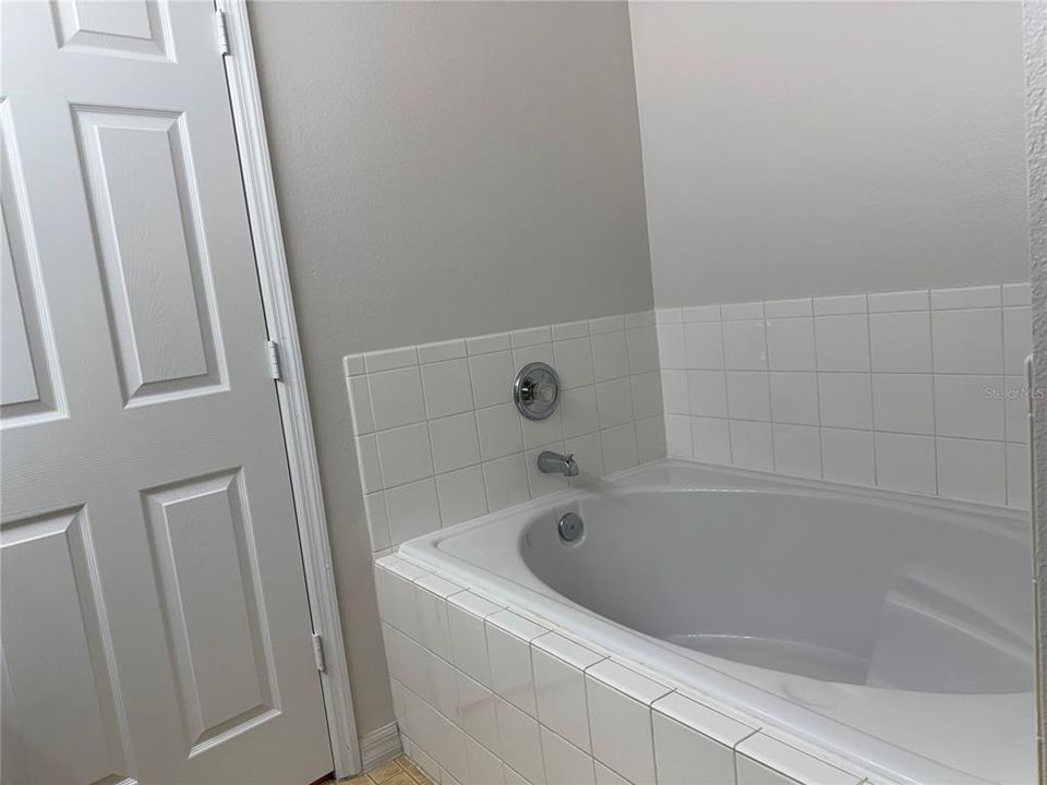 For Rent: $2,600 (3 beds, 2 baths, 1960 Square Feet)