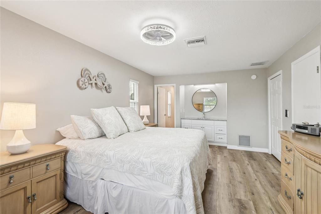 En Venta: $649,000 (4 camas, 3 baños, 2080 Pies cuadrados)