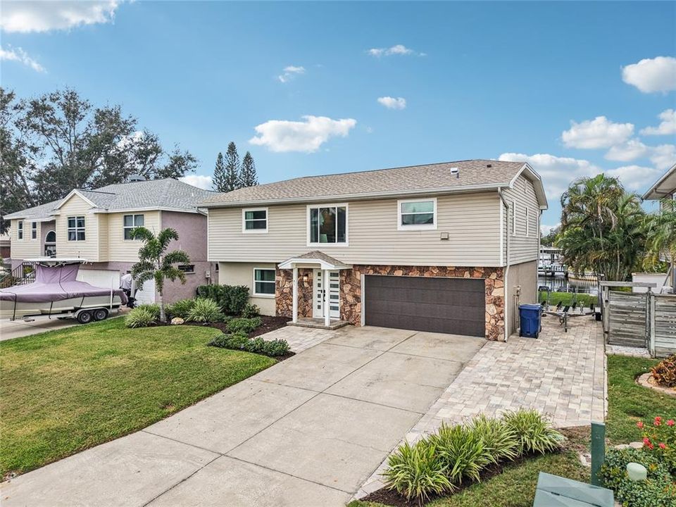 En Venta: $649,000 (4 camas, 3 baños, 2080 Pies cuadrados)