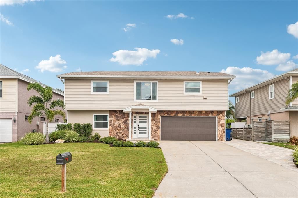 En Venta: $649,000 (4 camas, 3 baños, 2080 Pies cuadrados)