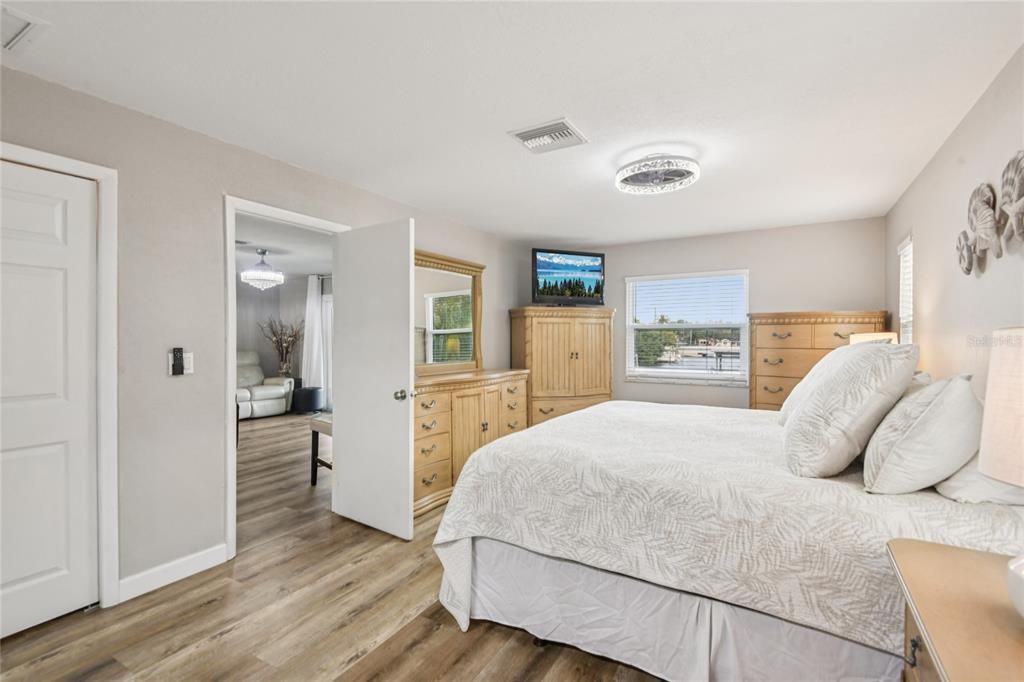 En Venta: $649,000 (4 camas, 3 baños, 2080 Pies cuadrados)