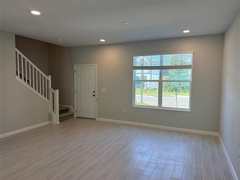 出租: $2,450 (3 贝兹, 2 浴室, 1693 平方英尺)