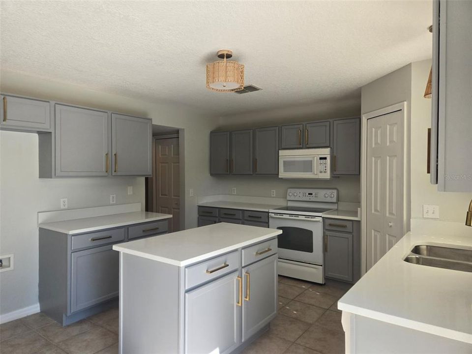 待售: $474,900 (4 贝兹, 2 浴室, 2392 平方英尺)