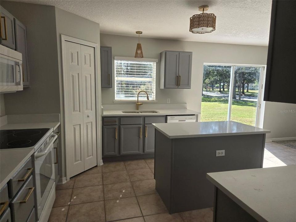 待售: $474,900 (4 贝兹, 2 浴室, 2392 平方英尺)