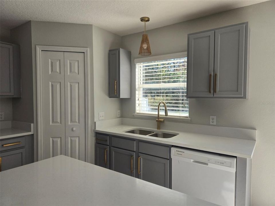 待售: $474,900 (4 贝兹, 2 浴室, 2392 平方英尺)