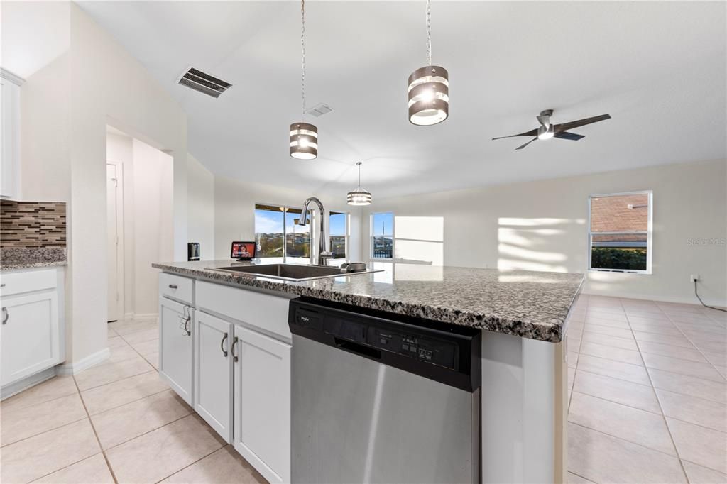 待售: $399,900 (4 贝兹, 2 浴室, 1989 平方英尺)