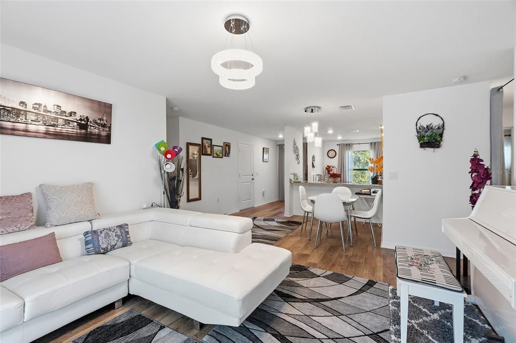 For Sale: $319,900 (3 beds, 2 baths, 1274 Square Feet)