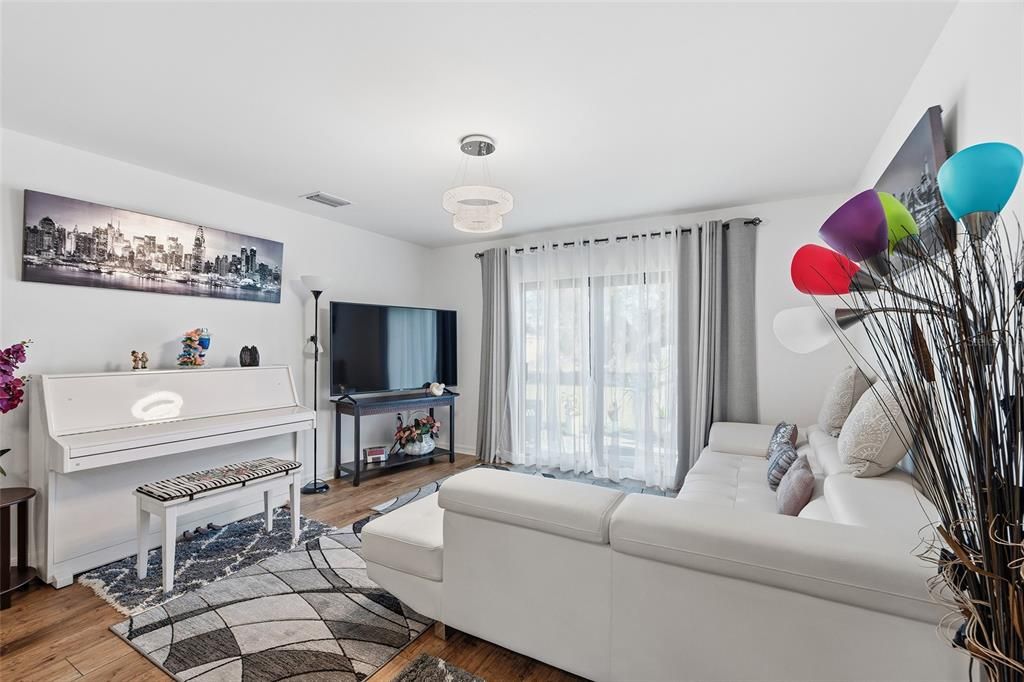 For Sale: $319,900 (3 beds, 2 baths, 1274 Square Feet)