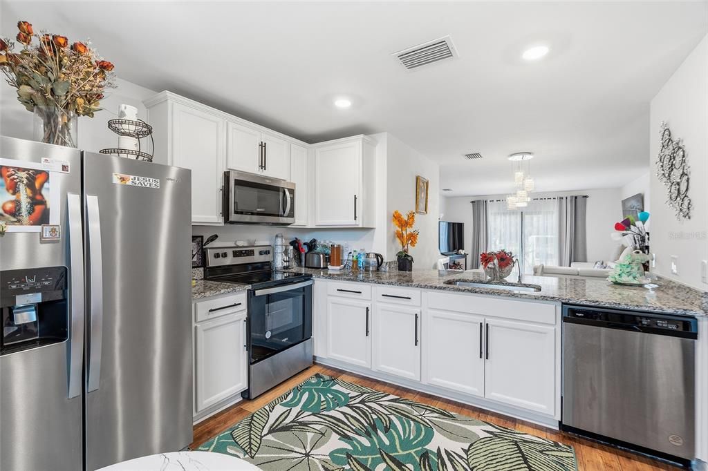 For Sale: $319,900 (3 beds, 2 baths, 1274 Square Feet)