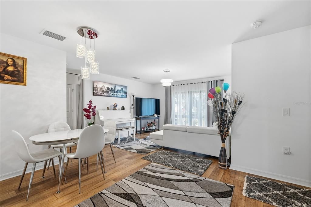 For Sale: $319,900 (3 beds, 2 baths, 1274 Square Feet)