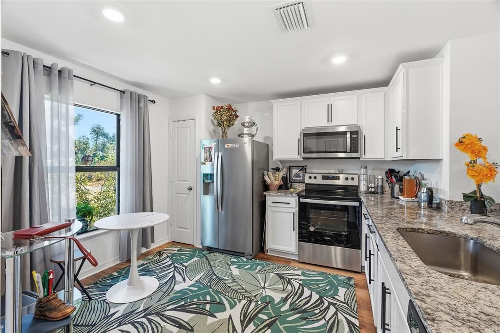 For Sale: $319,900 (3 beds, 2 baths, 1274 Square Feet)