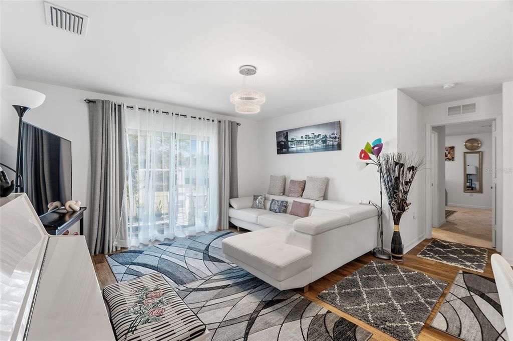 For Sale: $319,900 (3 beds, 2 baths, 1274 Square Feet)