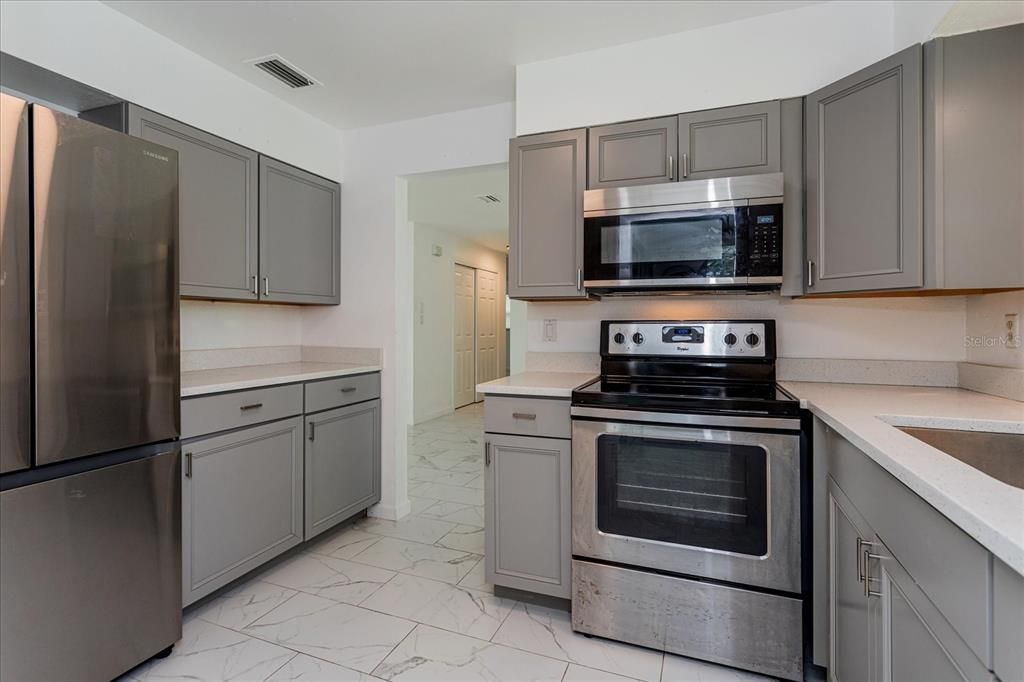 出租: $1,900 (3 贝兹, 1 浴室, 1044 平方英尺)