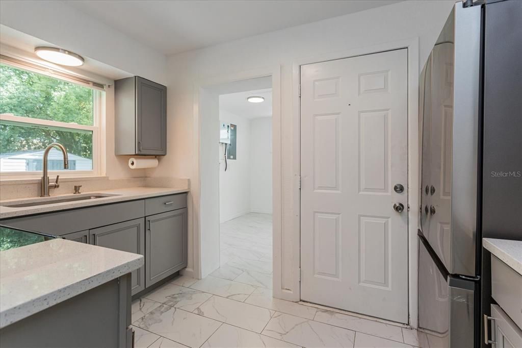 出租: $1,900 (3 贝兹, 1 浴室, 1044 平方英尺)