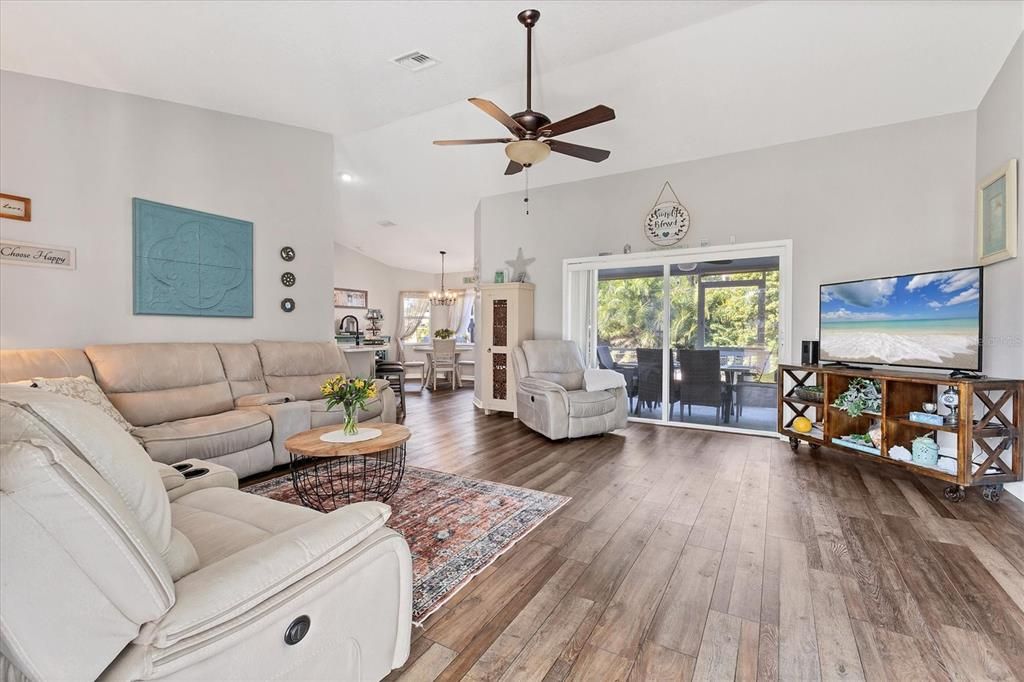 For Sale: $319,900 (3 beds, 2 baths, 1528 Square Feet)