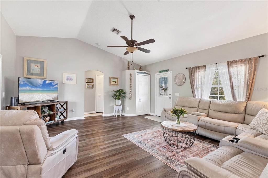 For Sale: $319,900 (3 beds, 2 baths, 1528 Square Feet)