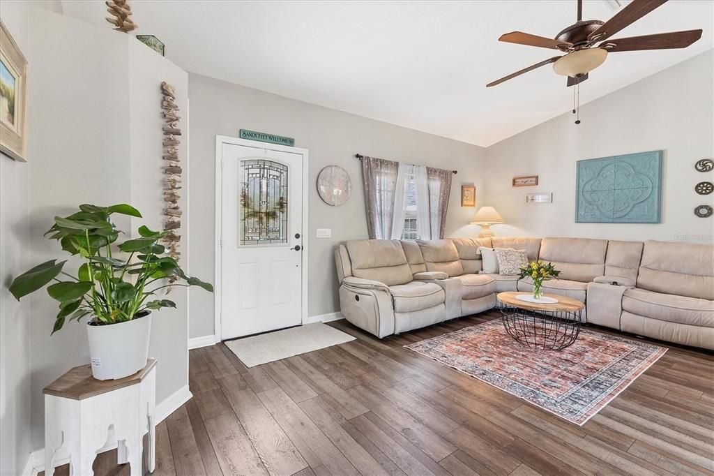 For Sale: $319,900 (3 beds, 2 baths, 1528 Square Feet)