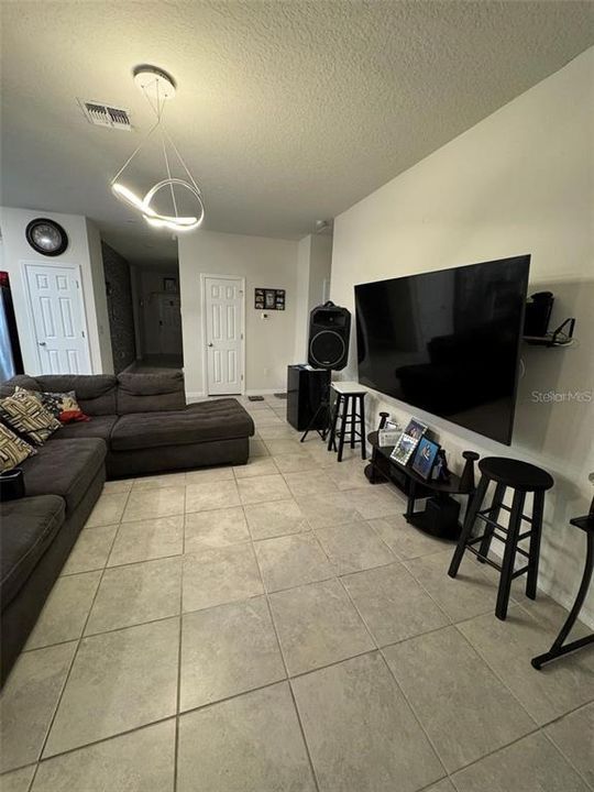 For Rent: $2,500 (3 beds, 2 baths, 1710 Square Feet)