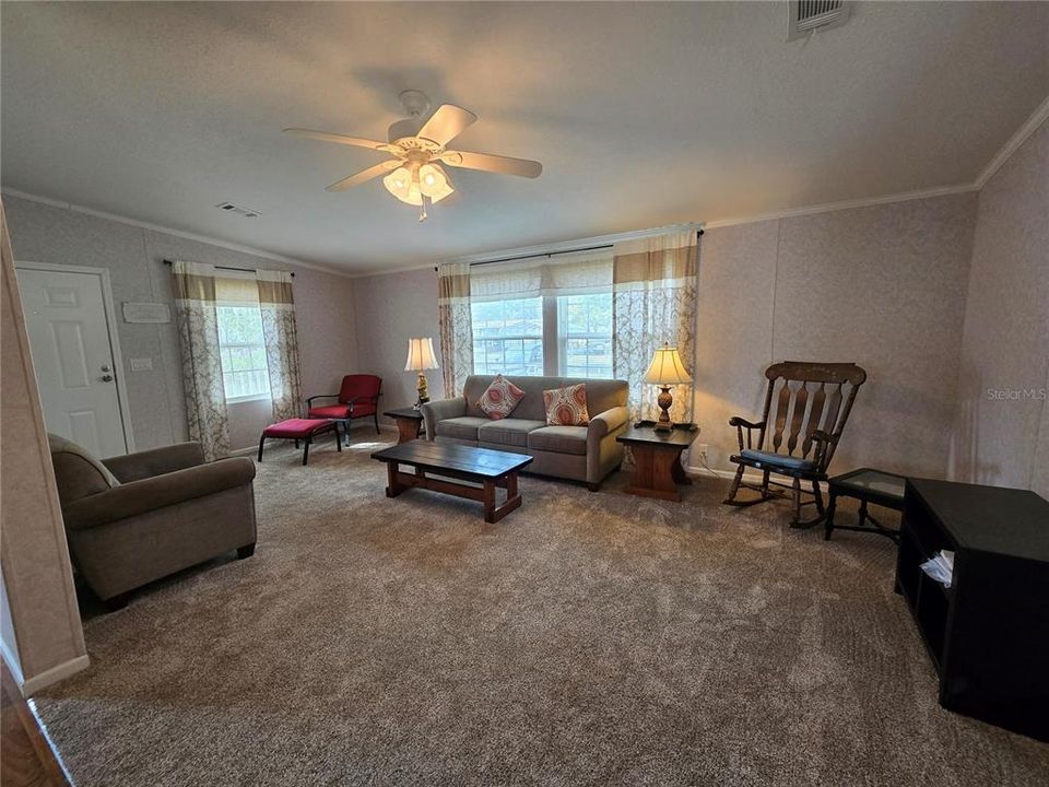 For Sale: $275,000 (2 beds, 2 baths, 962 Square Feet)