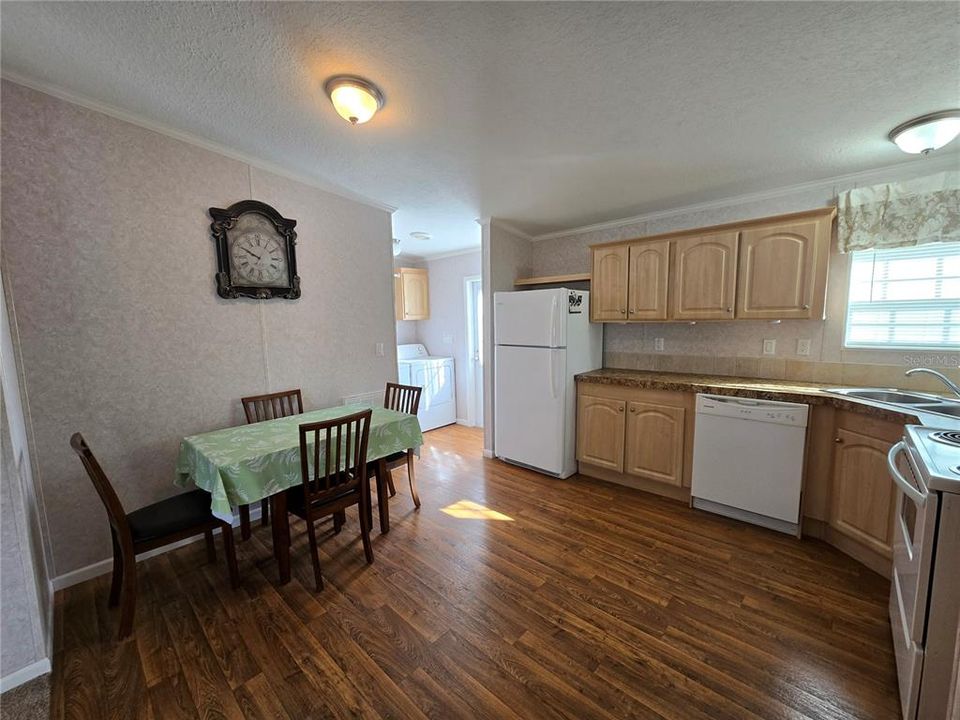For Sale: $275,000 (2 beds, 2 baths, 962 Square Feet)