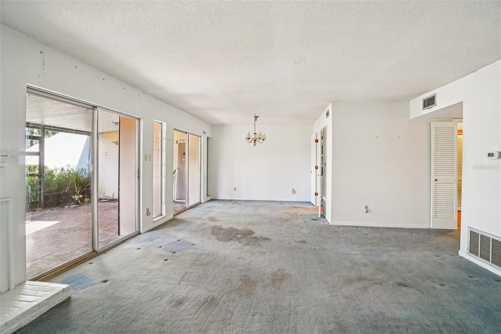 En Venta: $340,000 (2 camas, 2 baños, 1700 Pies cuadrados)