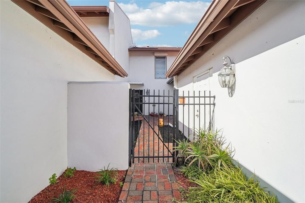 En Venta: $340,000 (2 camas, 2 baños, 1700 Pies cuadrados)