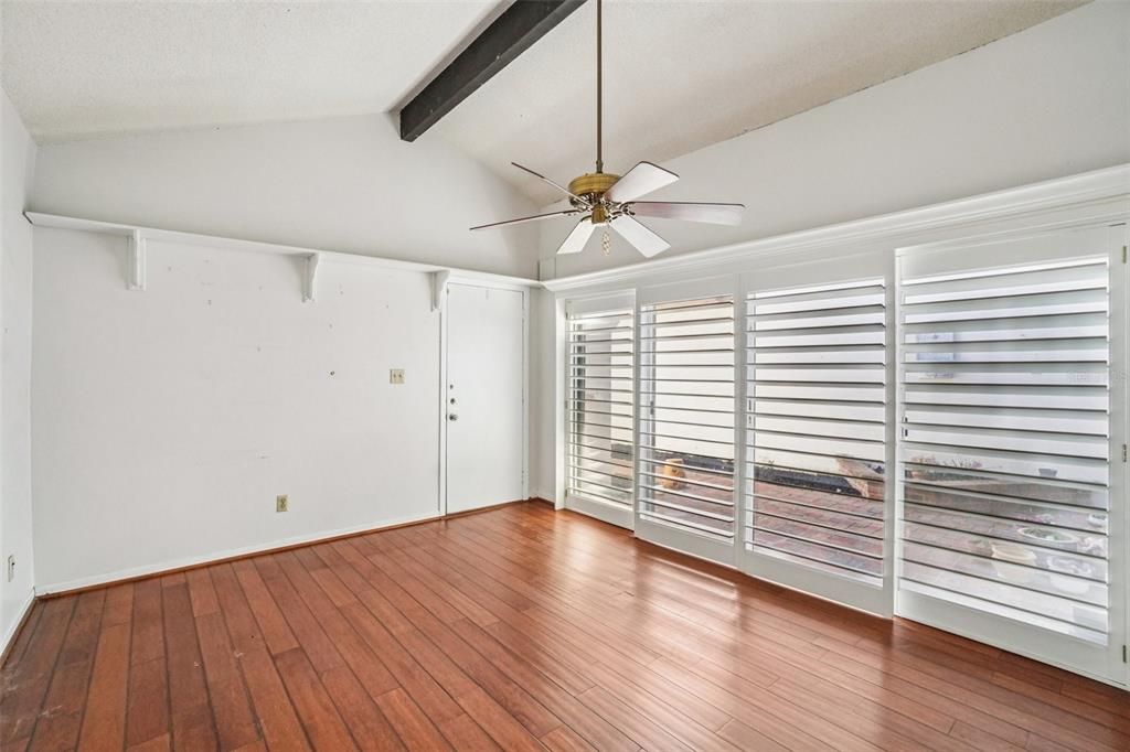 En Venta: $340,000 (2 camas, 2 baños, 1700 Pies cuadrados)