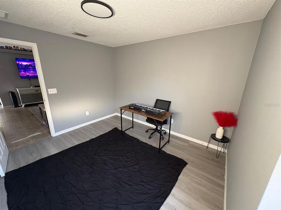 合同活跃: $315,000 (4 贝兹, 2 浴室, 1674 平方英尺)