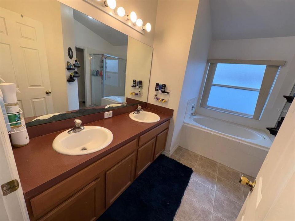 合同活跃: $315,000 (4 贝兹, 2 浴室, 1674 平方英尺)