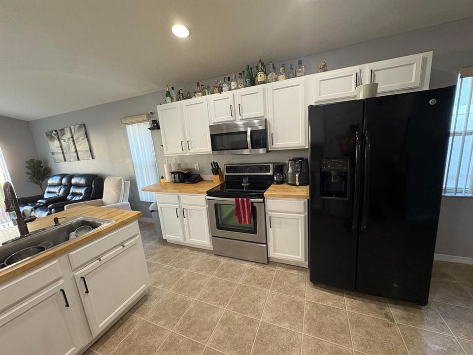 合同活跃: $315,000 (4 贝兹, 2 浴室, 1674 平方英尺)