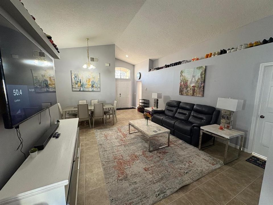 合同活跃: $315,000 (4 贝兹, 2 浴室, 1674 平方英尺)