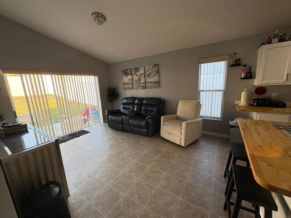 合同活跃: $315,000 (4 贝兹, 2 浴室, 1674 平方英尺)