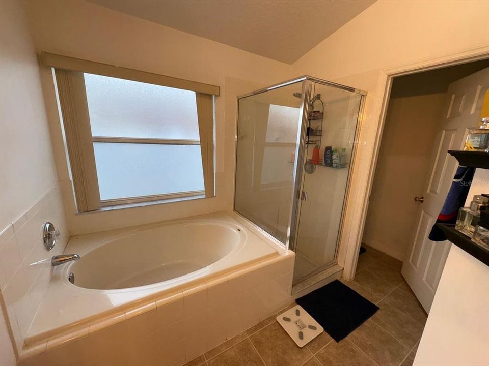 合同活跃: $315,000 (4 贝兹, 2 浴室, 1674 平方英尺)