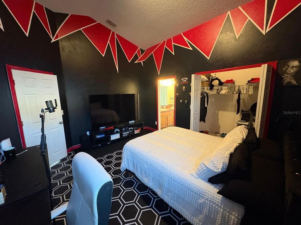 合同活跃: $315,000 (4 贝兹, 2 浴室, 1674 平方英尺)