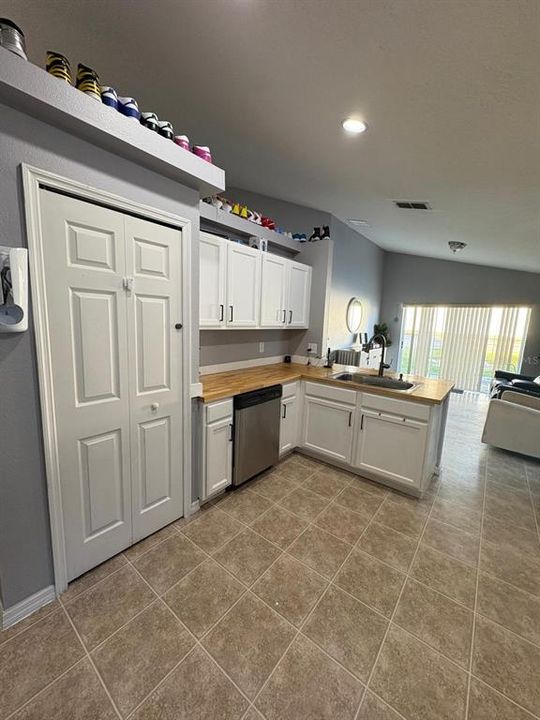 合同活跃: $315,000 (4 贝兹, 2 浴室, 1674 平方英尺)