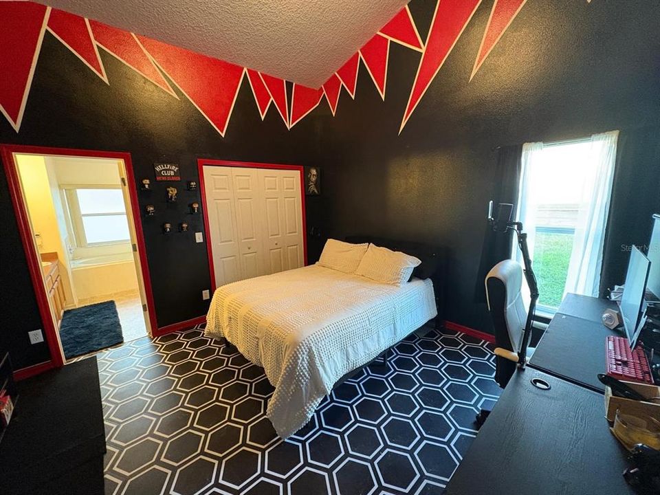 合同活跃: $315,000 (4 贝兹, 2 浴室, 1674 平方英尺)