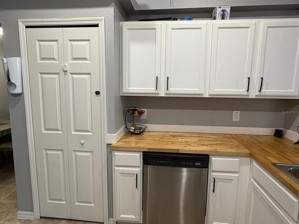 合同活跃: $315,000 (4 贝兹, 2 浴室, 1674 平方英尺)